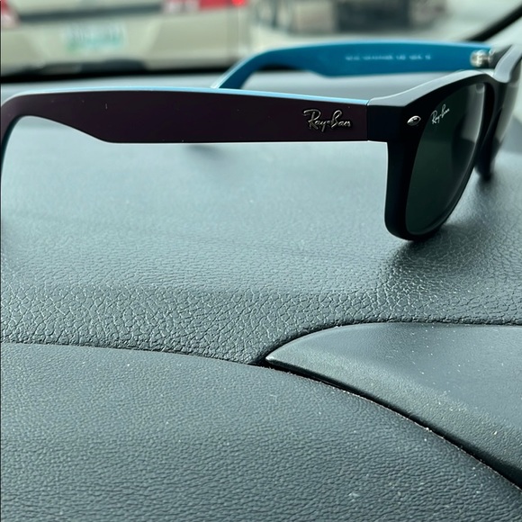 *LIKE NEW* Ray Ban sunglasses main image 4